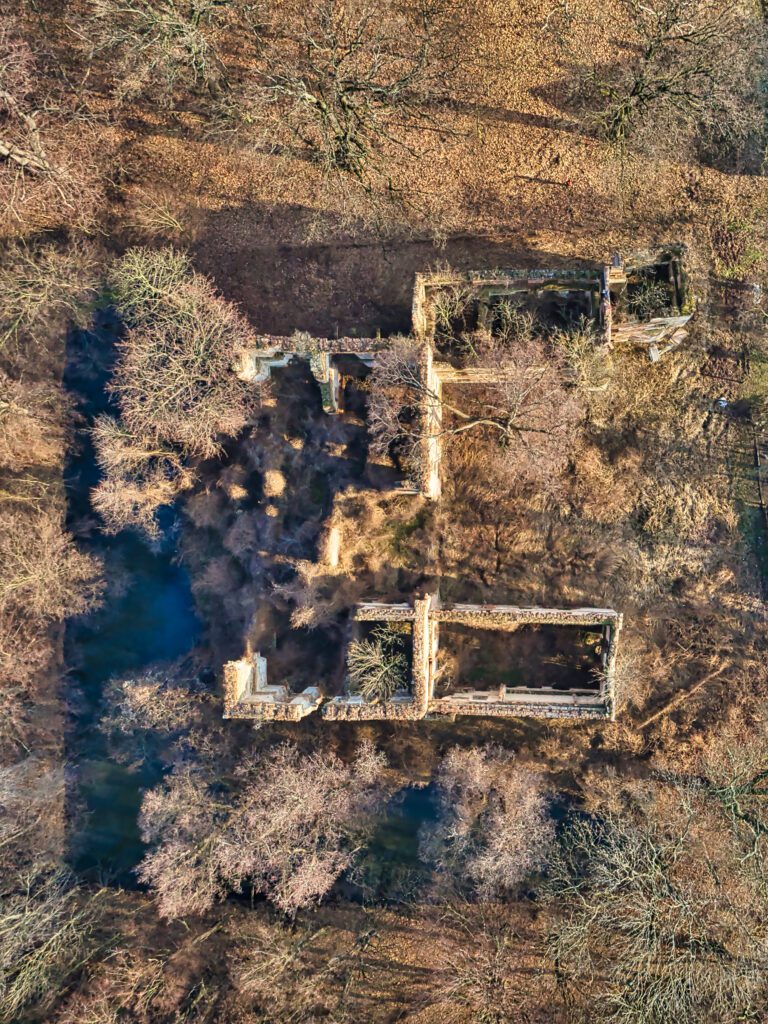 PIELASZKOWICE, ruina zamku w widoku z lotu ptaka, fot. Marek Bogdała, 2023