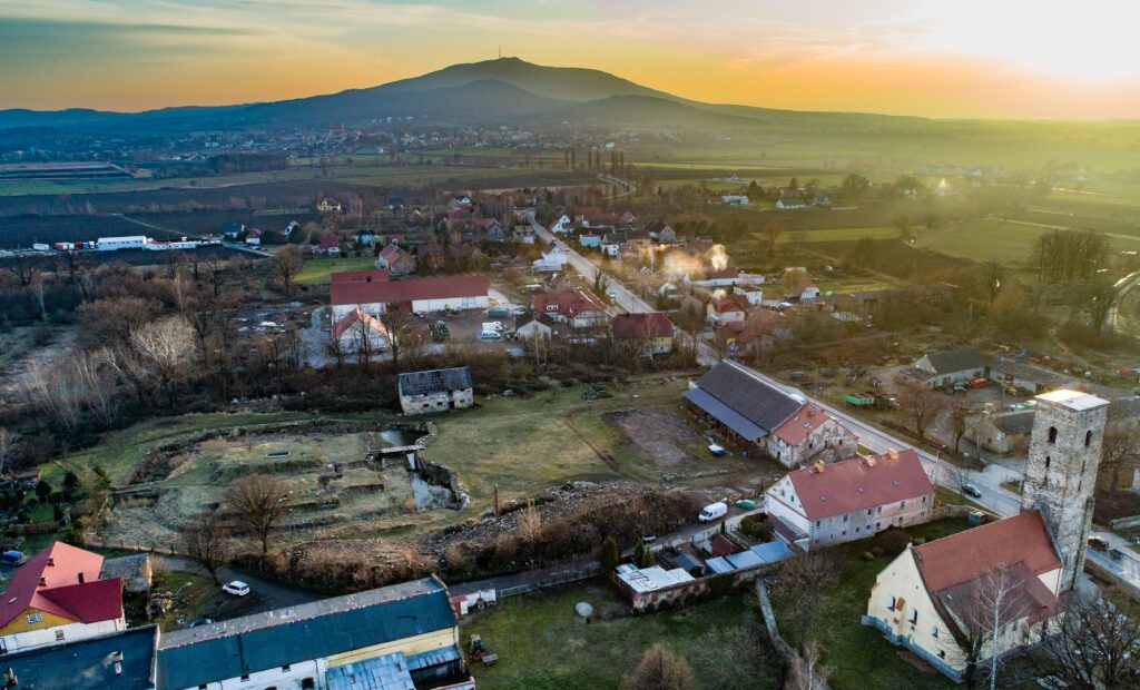 ROGÓW SOBÓCKI, ruina zamku w widoku z lotu ptaka