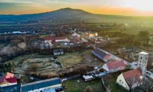 ROGÓW SOBÓCKI, ruina zamku w widoku z lotu ptaka