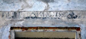 GOGOŁÓW, napis ANNO 1592 na elewacji zachodniej skrzydła z 1596 r., 2013 (fot P. Błoniewski)