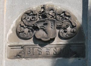 GOGOŁÓW, płyta heraldyczna z herbem Nimptschów i datą 1538, 2013 (fot P. Błoniewski)