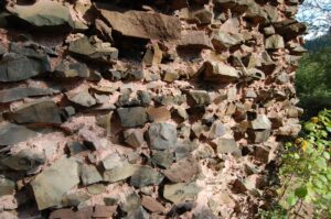 RYBNICA LEŚNA. Zamek Radosno. Relikty cylindrycznej wieży typu bergfried. Zbliżenie na pozbawione partii licowych mury obwodowe. Widok od W (fot. R. Mruczek 2011)