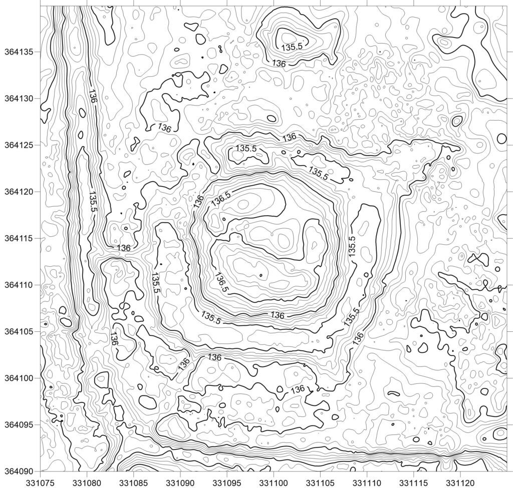 CIECHÓW, plan warstwicowy otoczenia stanowiska (oprac. M. Legut-Pintal, P. Rajski, Katalog Zamków i Dworów Obronnych Śląska [https://zamki.pwr.edu.pl/]. Licencja: CC BY-SA 4.0 [https://creativecommons.org/licenses/by-nc/4.0/])