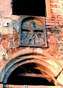 JAŻWINA – dwór górny (zach.) Płyta (epitafijna?) z wyobrażeniem Tronu Łaski i portal z przenikającym się profilowaniem – na zdjęciu z archiwum Bogusława Czechowicza (CZECHOWICZ 2002, s. 26)