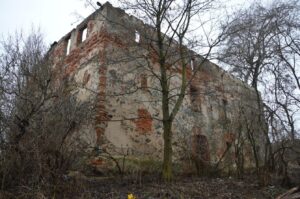 JAŹWINA – dwór górny (zach.). Północno-wschodni narożnik starszej części dworu. Po bokach widoczne są 3 okienka szczelinowe z łękami z cegły palcówki, obecnie zamurowane, 2016 (fot. P Błoniewski)