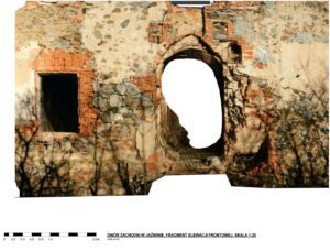 JAŹWINA – dwór górny (zach.). Fragment elewacji południowej z wejściem pozbawionym kamiennego portalu i płyty z reliefem. Nad łękiem odciążającym portalu widać dwa otwory po łańcuchach mostu zwodzonego, obecnie zamurowane, 2014 (fot. P Błoniewski)