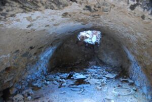 JAŹWINA – dwór górny (zach.). Sklepiona piwnica pod starszą częścią budynku, 2012 (fot. P Błoniewski)