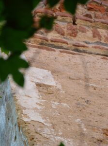 MIETKÓW, pozostałości tynkowej, pobielonej dekoracji architektonicznej narożnika wieży w postaci imitacji narożnych ciosów (kwadr),2012 (fot. P. Błoniewski)