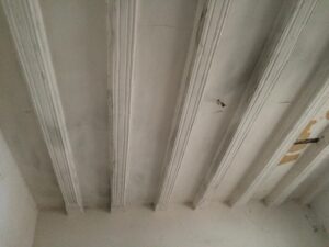 Miłaków (pow. Nowa Sól),, dwór, parter, trakt tylni, pasmo południowe, sala, renesansowy strop belkowy (fot. A. Legendziewicz)