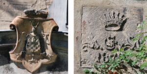 GOGOŁÓW, kartusz z herbem Hochbergów na naczółku ganku i płyta z datą 1872 i koroną odnosząca się do funkcji królewskiego szambelana, 2013 (fot P. Błoniewski)