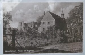 JAŹWINA – dwór dolny (wsch.). Pocztówka archiwalna ze zbiorów prywatnych. Na pierwszym planie skrzydło dworu zaadaptowane na kaplicę ewangelicką; w głębi ruina