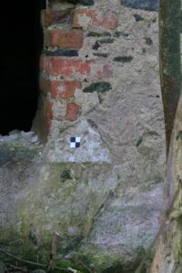 JAŻWINA – dwór dolny (wsch.) relikt tynkowej, bielonej opaski okiennej (słupek prawy) i parapetu, fot. P. Błoniewski, 2014