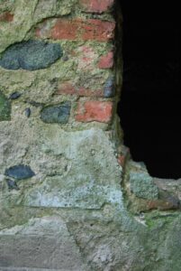 JAŻWINA – dwór dolny (wsch.) relikt tynkowej, bielonej opaski okiennej (słupek lewy) i parapetu, 2014, fot. P. Błoniewski