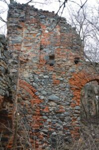 JAŹWINA – dwór dolny (wsch.) Otwory po belkach wspornikowych drewnianego ganku od strony dziedzińca, 2016, (fot. P Błoniewski