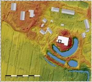 MIETKÓW, plan dworu, wałów i fos na numerycznym modelu terenu; zbliżenie, oprac. P. Błoniewski