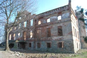 MIETKÓW, dawny dwór po przebudowie na neogotycki pałac w widoku od północy,2012 (fot. P. Błoniewski)