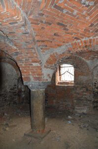 MIETKÓW, przyziemie wieży mieszkalnej z XIX-wiecznym filarem wspartym na kolumnie, fot. P. Błoniewski