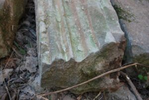 MIETKÓW, ruina dworu. Kamieniarka gzymsu nadokiennego, fot. P. Błoniewski