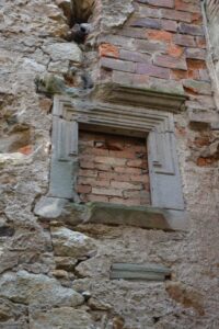 MIETKÓW, dwór wieżowy; zamurowany otwór okienny na 2 kondygnacji ściany pn., fot. P Błoniewski, 2023