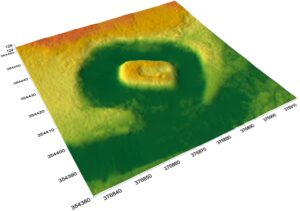CZERNICA, cieniowany model reliefu stanowiska (oprac. M. Legut-Pintal, P. Rajski, Katalog Zamków i Dworów Obronnych Śląska [https://zamki.pwr.edu.pl/]. Licencja: CC BY-SA 4.0 [https://creativecommons.org/licenses/by-nc/4.0/])