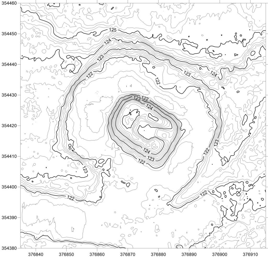 CZERNICA, plan warstwicowy otoczenia stanowiska (oprac. M. Legut-Pintal, P. Rajski, Katalog Zamków i Dworów Obronnych Śląska [https://zamki.pwr.edu.pl/]. Licencja: CC BY-SA 4.0 [https://creativecommons.org/licenses/by-nc/4.0/])