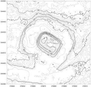 CZERNICA, plan warstwicowy otoczenia stanowiska (oprac. M. Legut-Pintal, P. Rajski, Katalog Zamków i Dworów Obronnych Śląska [https://zamki.pwr.edu.pl/]. Licencja: CC BY-SA 4.0 [https://creativecommons.org/licenses/by-nc/4.0/])