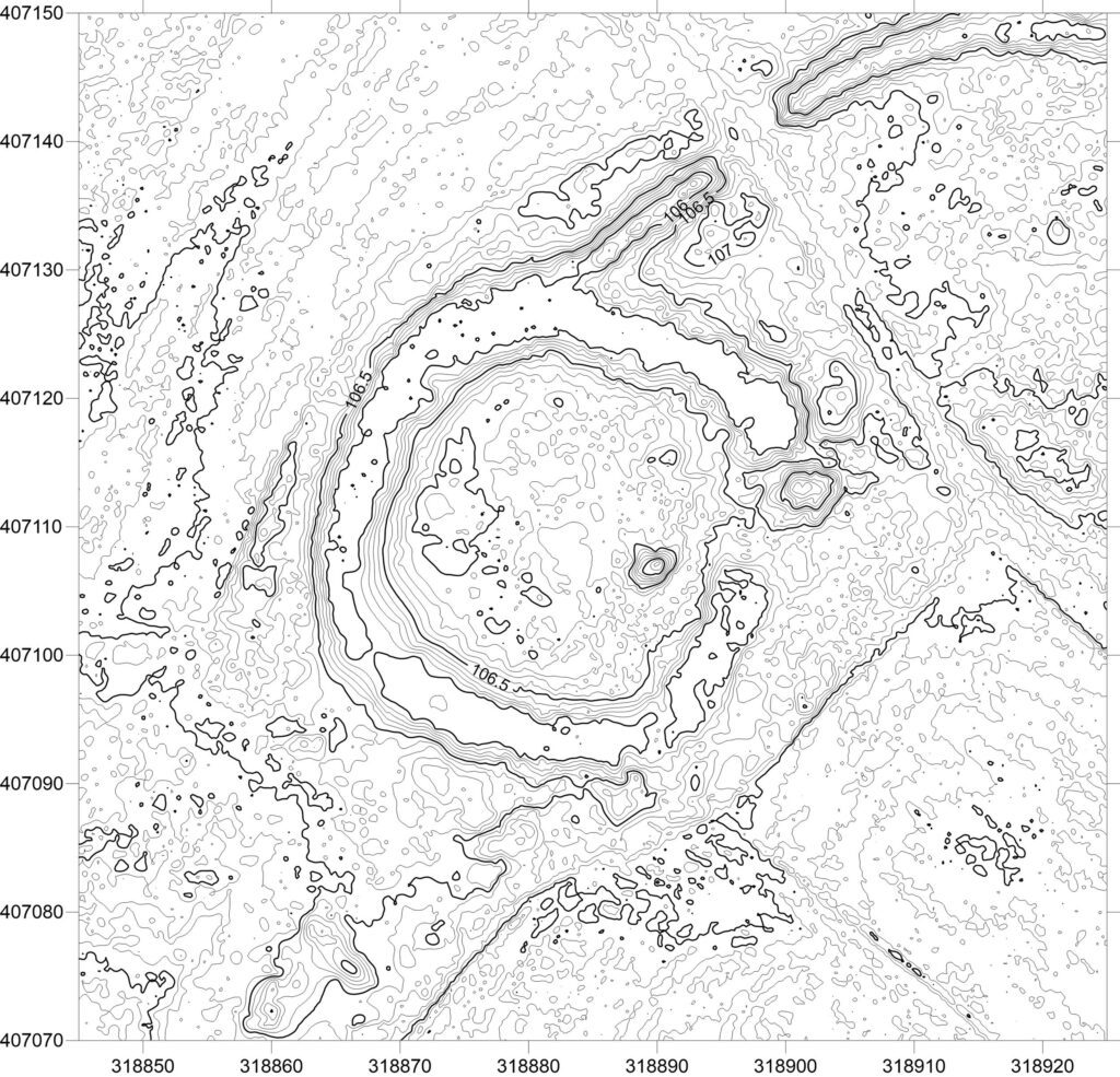 GÓRZYN, plan warstwicowy otoczenia stanowiska (oprac. M. Legut-Pintal, P. Rajski, Katalog Zamków i Dworów Obronnych Śląska [https://zamki.pwr.edu.pl/]. Licencja: CC BY-SA 4.0 [https://creativecommons.org/licenses/by-nc/4.0/])