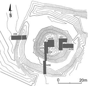 KADŁUB (Garten), plan warstwicowy głównego człony założenia z lokalizacją wykopów archeologicznych (za Marek 2008)