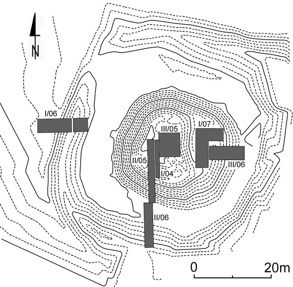 KADŁUB (Garten), plan warstwicowy głównego człony założenia z lokalizacją wykopów archeologicznych (za Marek 2008)
