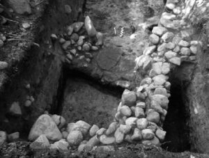 KADŁUB (Garten), fundament budynku mieszkalnego odkrytego podczas badań 2007 r. (za Marek 2008)