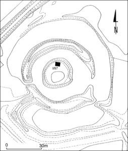 LUBNÓW, plan warstwicowy obiektu z lokalizacją sondażu archeologicznego (za: Nowakowski 2017, s. 351, ryc. 239)