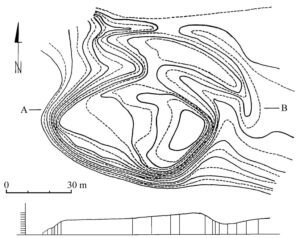 PODGÓRZYCE, plan warstwicowy i przekrój obiektu (za Nowakowski 2008, s. 375, ryc. 82)