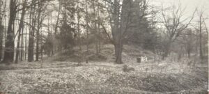 RYCZEŃ, widok grodziska od strony NW według fotografii z 1972 (archiwum WUOZ Wrocław)