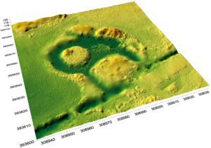 KŁOPOTÓW, cieniowany model reliefu stanowiska (oprac. M. Legut-Pintal, P. Rajski, Katalog Zamków i Dworów Obronnych Śląska [https://zamki.pwr.edu.pl/]. Licencja: CC BY-SA 4.0 [https://creativecommons.org/licenses/by-nc/4.0/])