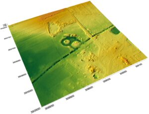 KŁOPOTÓW, cieniowany model reliefu otoczenia stanowiska (oprac. M. Legut-Pintal, P. Rajski, Katalog Zamków i Dworów Obronnych Śląska [https://zamki.pwr.edu.pl/]. Licencja: CC BY-SA 4.0 [https://creativecommons.org/licenses/by-nc/4.0/])