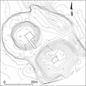 KŁOPOTÓW, plan warstwicowy obiektu z lokalizacją wykopów archeologicznych z 2014 r. (za Nowakowski 2017, s. 329, ryc. 216)