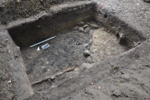 KŁOPOTÓW, fundament budynku z pierwszej fazy osadniczej głównego (południowego) człony założenia, 2014 r. (fot. D. Nowakowski)