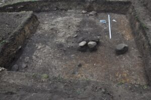 KŁOPOTÓW, relikty drewniano glinianego budynku odkryte na kopcu północnym, 2014 r. (fot. D. Nowakowski)