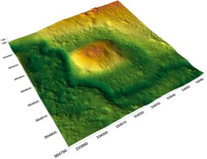 KRYNICZNO, cieniowany model reliefu stanowiska (oprac. M. Legut-Pintal, P. Rajski, Katalog Zamków i Dworów Obronnych Śląska [https://zamki.pwr.edu.pl/]. Licencja: CC BY-SA 4.0 [https://creativecommons.org/licenses/by-nc/4.0/])