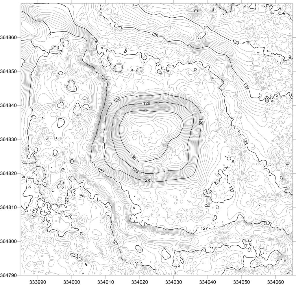 KRYNICZNO, plan warstwicowy stanowiska (oprac. M. Legut-Pintal, P. Rajski, Katalog Zamków i Dworów Obronnych Śląska [https://zamki.pwr.edu.pl/]. Licencja: CC BY-SA 4.0 [https://creativecommons.org/licenses/by-nc/4.0/])