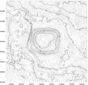 KRYNICZNO, plan warstwicowy stanowiska (oprac. M. Legut-Pintal, P. Rajski, Katalog Zamków i Dworów Obronnych Śląska [https://zamki.pwr.edu.pl/]. Licencja: CC BY-SA 4.0 [https://creativecommons.org/licenses/by-nc/4.0/])