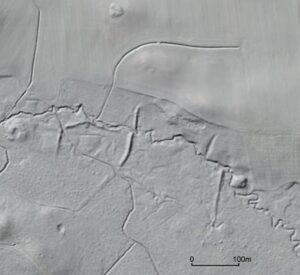 KRYNICZNO, cyfrowy model terenu najbliższego otoczenia obiektu z widocznymi na W od niego groblami przecinającymi dolinę cieku (opr. D. Nowakowski)