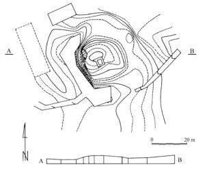 LETNICA, plan warstwicowy i przekrój obiektu (za Nowakowski 2008, s. 496, ryc. 163)