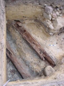 LIPINKI, widok na drewniany wieniec wzmacniający podnóże średniowiecznego kopca, 2008 r. (fot. D. Nowakowski)