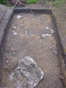 LIPINKI, widok na strop sztucznego nasypu nowożytnego dworu oraz dół wypełniony wapnem, 2008 r. (fot. D. Nowakowski)