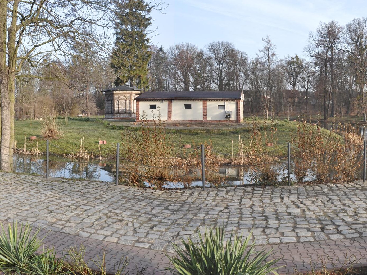 MROZÓW, współczesny widok założenia od strony S, 2021 r. (fot. D. Nowakowski)