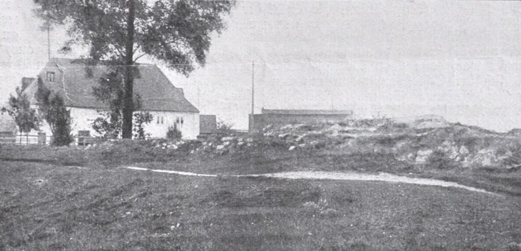 SUŁÓW, widok na północny odcinek reliktów muru obwodowego wg fotografii z lat 20. XX w. (za Gottschalk 1927)