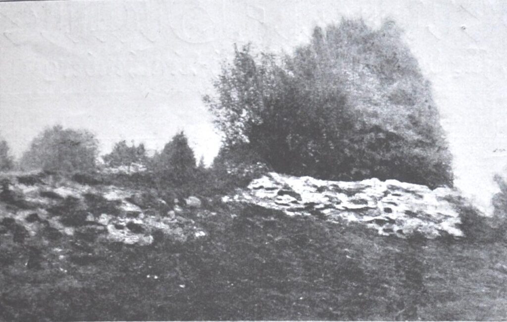 SUŁÓW, zbliżenie na fragment północnego muru obwodowego wg fotografii z lat 20. XX w. (za Gottschalk 1927)