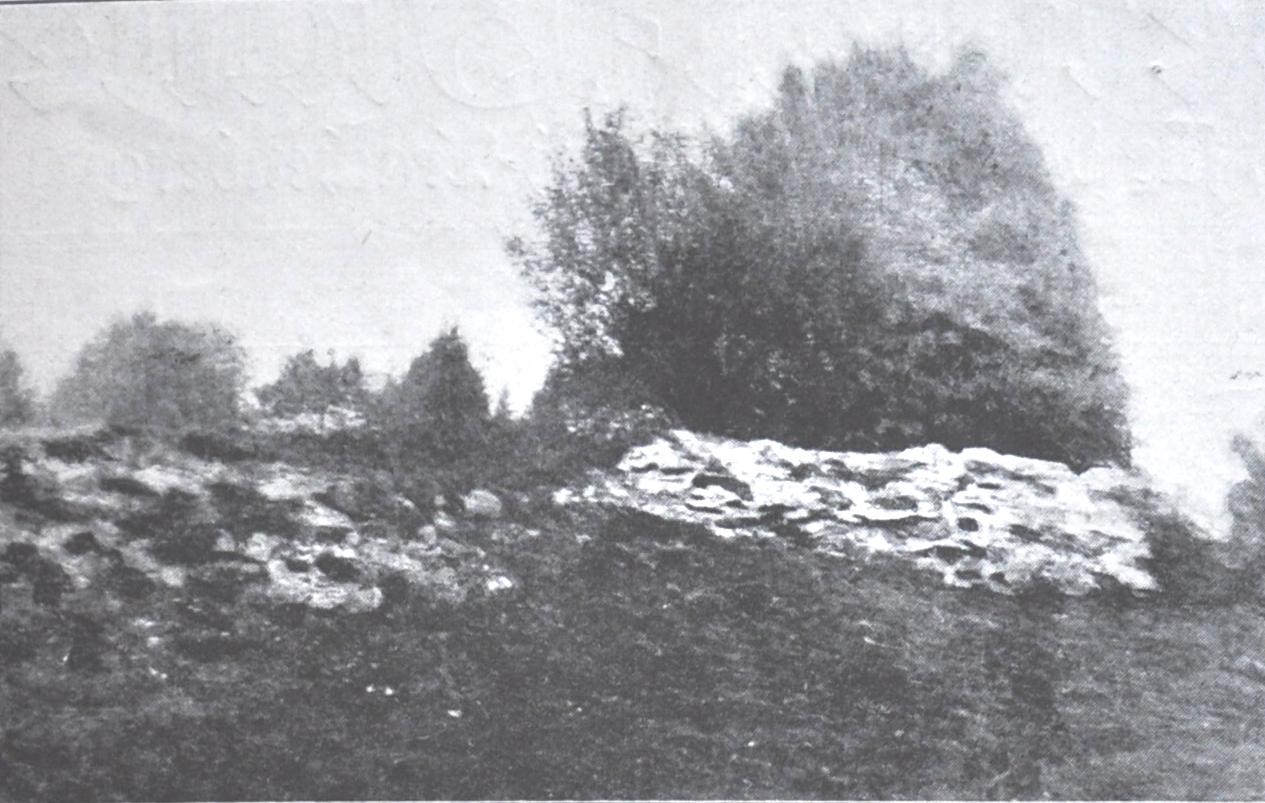 SUŁÓW, zbliżenie na fragment północnego muru obwodowego wg fotografii z lat 20. XX w. (za Gottschalk 1927)