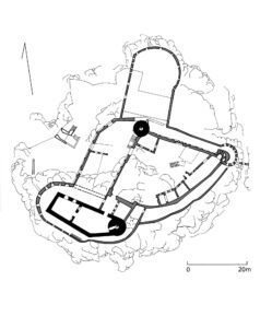 CHOJNIK, plan ruin zamku wg B. GUERQUINA 1974, uzupełniony o wyniki ostatnich badań archeologicznych (ŁUCZAK, PIEKALSKI 2020, il. 2, s. 178). Kolorem czarnym (A) oznaczono mury z XIV w. , natomiast szarym (B) mury z okresu XV-poł. XVI w.